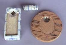榊原由紀 「陶硯二種」 左 縦12.0×横5.5×高5.0cm 右 φ13.0×高1.0cm