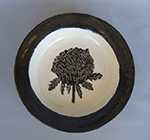 右「牡丹文皿」 径23.5×高4.5cm