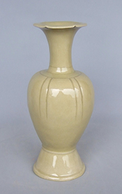 宇田比呂美 「米色青磁釉花瓶」 径10.0×高23.5cm