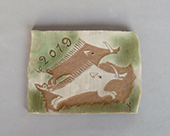 山内薗子 「飾板」 径14.5×11.5　高1.0 cm