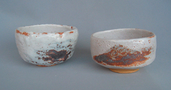 三輪倛侑
志野茶碗　左「樹海」口径12.0×12.0高7.5cm
右「富士」口径11.0×11.5高6.5
cm
