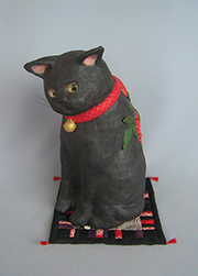 間宮英子 陶彫「猫と南天」径18.0×14.0高28.0cm