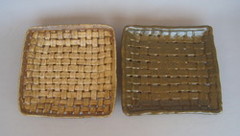 左：安倍眞理子「焼締角皿」　径21.0×21.0 高4.0 cm 右：石倉充之 「鉄釉角皿」　径23.0×21.0 高3.5 cm