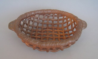 上野桃子「手付陶笊」 径27.5×21.0 高6.5 cm