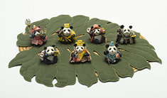 澤村雅以　七福パンダ後列左 毘沙門天 径6.0×5.0 高10.0cm