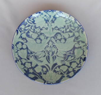 齊藤翠「呉須彩花鳥刻文青磁釉皿」径25.0×25.0 高3.5cm