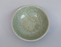 松浦恵子「花彫文青磁釉平茶碗」径15.5×15.5 高5.5cm