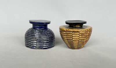 大滝喜弘　「刻文茶入」　左 径7.5×7.5 高6.5cm　右 径 8.0×8.0 高7.0cm
