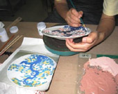 鍋島「橘文皿」を手本に上絵付の玉釉を置く